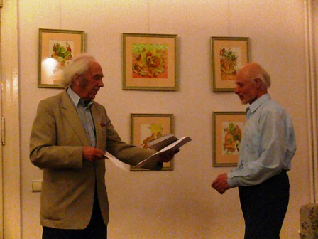 Poetas Vacys Reimeris sveikina Alfredą Guščių, Vladislovui Blinstrubui skirtos knygos "Kartu, bet – vienas" autorių