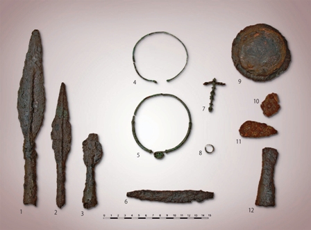 Geležinis IIA grupės antskydis ir kiti 111 kapo (220–260 m.) radiniai iš Dauglaukio plokštinio kapinyno (Vytauto Didžiojo karo muziejus)