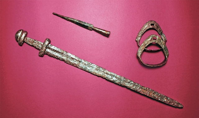 Vikingo kapo įkapės iš Dauglaukio 77 degintinio vyro kapo. X a. pab.–XI a. pr. (Vytauto Didžiojo karo muziejus)
