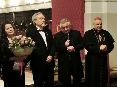 Po koncerto Lucko Šv. Petro ir Povilo katalikų katedroje: Ukrainos nusipelniusi artistė Zoja Kamaruk, Igorio Stravinskio premijos laureato styginių orkestro „Kantabile“ vadovas Tovyjus Rivecas, Voluinės srities gubernatorius Borysas Klimčukas (buvęs Ukrainos ambasadorius Lietuvos Respublikoje) ir vyskupas Markijanas Trofimiakas (2011 04 08) Nuotraukos iš asmeninio dr. Aldonos Vasiliauskienės ir Bazilionų vidurinės mokyklos archyvų Po koncerto Lucko Šv. Petro ir Povilo katalikų katedroje: Ukrainos nusipelniusi artistė Zoja Kamaruk, Igorio Stravinskio premijos laureato styginių orkestro „Kantabile“ vadovas Tovyjus Rivecas, Voluinės srities gubernatorius Borysas Klimčukas (buvęs Ukrainos ambasadorius Lietuvos Respublikoje) ir vyskupas Markijanas Trofimiakas (2011 04 08) Nuotraukos iš asmeninio dr. Aldonos Vasiliauskienės ir Bazilionų vidurinės mokyklos archyvų