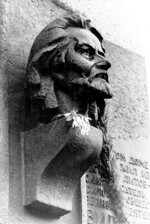 Paminklinė lenta Tilžėje prie pastato, kuriame gyveno Vydūnas (skulptorius Antanas Žukauskas. Bernardo Aleknavičiaus nuotrauka 