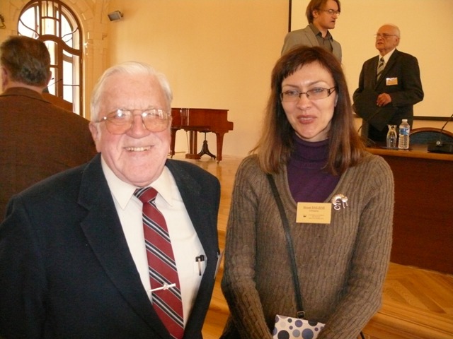 Dr. Algirdas V. Kanauka iš Los Andželo, JAV, ir Lietuvos mokslų akademijos Vrublevskių bibliotekos Informacijos skyriaus vedėja dr. Birutė Railienė Baltijos šalių mokslo istorikų konferencijoje; antrame plane prof. habil. dr. Juozas Algimantas Krikštopaitis su sūnumi Kasčiu (2012 10 06) Dr. Algirdas V. Kanauka iš Los Andželo, JAV, ir Lietuvos mokslų akademijos Vrublevskių bibliotekos Informacijos skyriaus vedėja dr. Birutė Railienė Baltijos šalių mokslo istorikų konferencijoje; antrame plane prof. habil. dr. Juozas Algimantas Krikštopaitis su sūnumi Kasčiu (2012 10 06)
