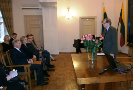 Pranešimą skaito prof. habil. dr. Antanas Tyla