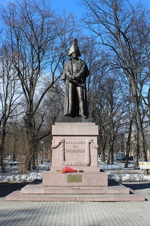 Paminklas feldmaršalui Michailui Barklajui de Toliui Rygoje pastatytas 1913 metais, skulptorius Vilhelmas Vanšneideris (vok. Wandschneider Wilhelm 1866–1942 m.)