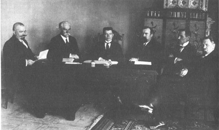 1918 m. lapkričio 11 d. paskirta pirmoji nepriklausomos Lietuvos vyriausybė: Švietimo ministerijos valdytojas Jonas Yčas, teisingumo ministras Petras Leonas, ministras pirmininkas ir užsienio reikalų ministras Augustinas Voldemaras, finansų ministras Martynas Yčas, žemės ūkio ir valstybės turtų ministras Juozas Tūbelis, vidaus reikalų ministras Vladas Stašinskas 1918 m. lapkričio 11 d. paskirta pirmoji nepriklausomos Lietuvos vyriausybė: Švietimo ministerijos valdytojas Jonas Yčas, teisingumo ministras Petras Leonas, ministras pirmininkas ir užsienio reikalų ministras Augustinas Voldemaras, finansų ministras Martynas Yčas, žemės ūkio ir valstybės turtų ministras Juozas Tūbelis, vidaus reikalų ministras Vladas Stašinskas