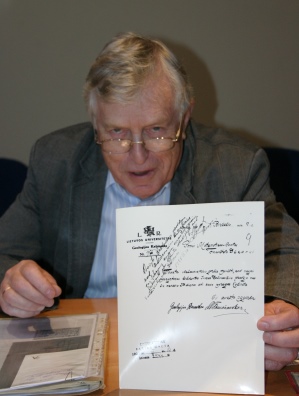 Prof. A. Grigelio rankose Lietuvos universiteto Geologijos katedros vedėjo doc. M. Tomašausko pranešimas Matematikos-Gamtos fakulteto dekanui Z. Žemaičiui, kad J. Dalinkevičius įdarbintas laboranto pareigoms nuo 1925 m. birželio 2 d.; viršuje Z. Žemaičio rezoliucija Prof. A. Grigelio rankose Lietuvos universiteto Geologijos katedros vedėjo doc. M. Tomašausko pranešimas Matematikos-Gamtos fakulteto dekanui Z. Žemaičiui, kad J. Dalinkevičius įdarbintas laboranto pareigoms nuo 1925 m. birželio 2 d.; viršuje Z. Žemaičio rezoliucija