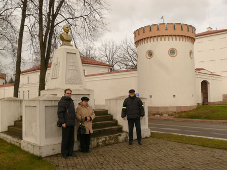 Kaliningrado srities lietuvių bendruomenės veikėjas Sigitas Šamborskis, mokytoja Algaudė Bukontienė ir istorikas enciklopedininkas Algirdas Matulevičius prie Tauragės pilies ir Šaulių sąjungos įkūrėjo Vlado Putvio-Putvinskio paminklo Kaliningrado srities lietuvių bendruomenės veikėjas Sigitas Šamborskis, mokytoja Algaudė Bukontienė ir istorikas enciklopedininkas Algirdas Matulevičius prie Tauragės pilies ir Šaulių sąjungos įkūrėjo Vlado Putvio-Putvinskio paminklo