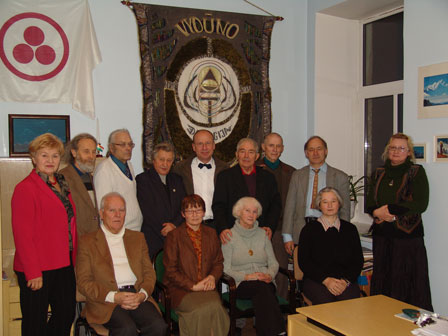 Susitikimas su Vokietijos Federacinės Respublikos Ambasados Vilniuje pirmuoju sekretoriumi Friedrichu-Wilhelmu Nehliu ir žurnalistu iš Berlyno Leonu Stepanausku Vydūno draugijos būstinėje (2011 11 18), sėdi: Danielius Sadauskas, draugijos pirmininkė Rima Palijanskaitė, Laima Burkšaitienė, Eglė Burkšaitytė; stovi: Irena Tumavičiūtė, Juozas Šidiškis, Algirdas Žemaitaitis, dr. Vacys Bagdonavičius, Friedrichas- Wilhelmas Nehlis, Leonas Stepanauskas, Apolinaras Tušas, Jonas Aleknavičius ir žurnalistė Nijolė Čižikienė Susitikimas su Vokietijos Federacinės Respublikos Ambasados Vilniuje pirmuoju sekretoriumi Friedrichu-Wilhelmu Nehliu ir žurnalistu iš Berlyno Leonu Stepanausku Vydūno draugijos būstinėje (2011 11 18), sėdi: Danielius Sadauskas, draugijos pirmininkė Rima Palijanskaitė, Laima Burkšaitienė, Eglė Burkšaitytė; stovi: Irena Tumavičiūtė, Juozas Šidiškis, Algirdas Žemaitaitis, dr. Vacys Bagdonavičius, Friedrichas- Wilhelmas Nehlis, Leonas Stepanauskas, Apolinaras Tušas, Jonas Aleknavičius ir žurnalistė Nijolė Čižikienė