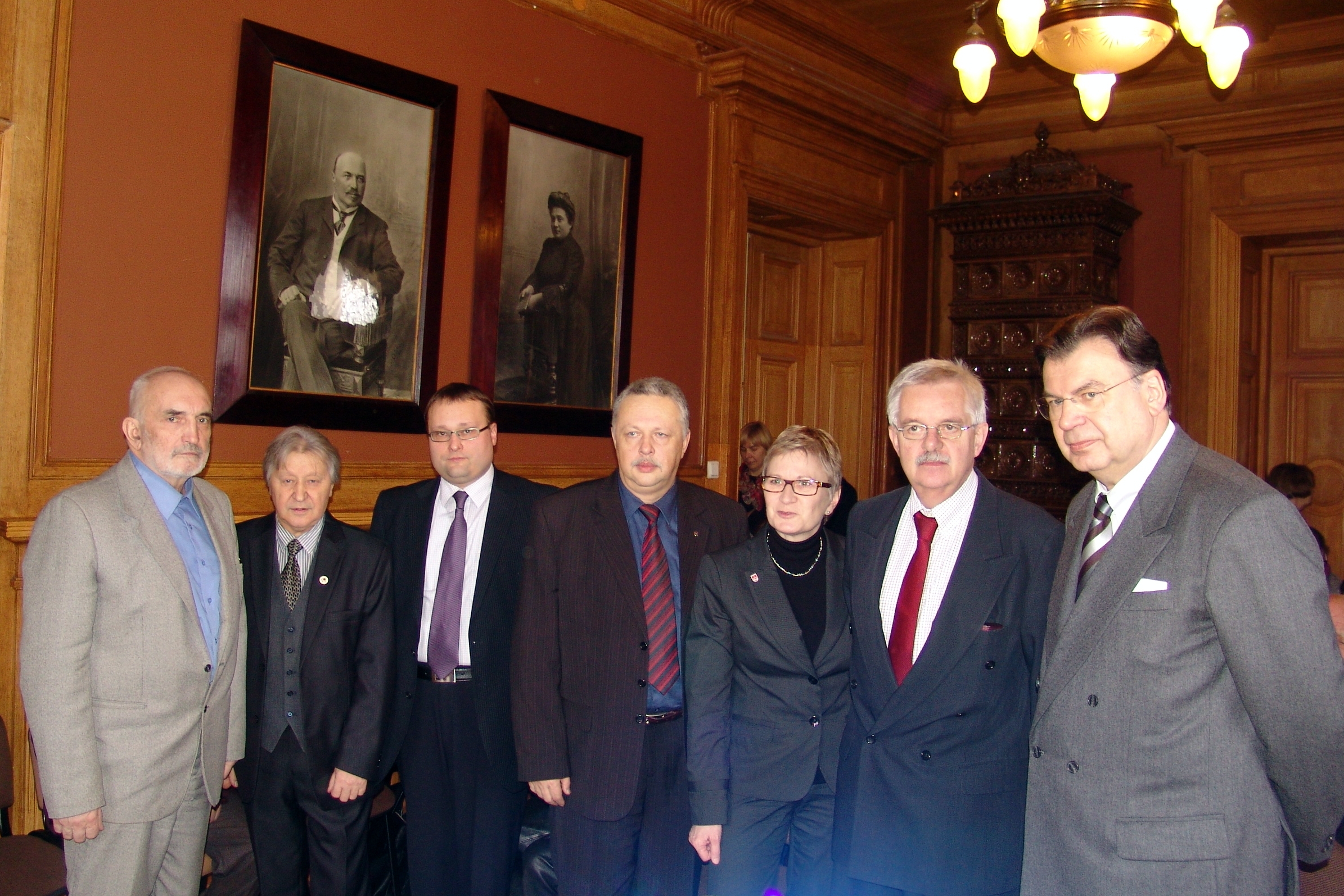 LR Seimo narys Algirdas Patackas, dr. Vacys Bagdonavičius, Lietuvių literatūros ir tautosakos instituto direktorius dr. Mindaugas Kvietkauskas, dr. Arūnas Baublys, viešnia iš Detmoldo savivaldybės Petra Heidrich-Schroder, Vokietijos Federacinės Respublikos ambasados Vilniuje ambasadorius Matthias Mulmemstadt, kunigas Miroslavas Danys (Detmoldas) LR Seimo narys Algirdas Patackas, dr. Vacys Bagdonavičius, Lietuvių literatūros ir tautosakos instituto direktorius dr. Mindaugas Kvietkauskas, dr. Arūnas Baublys, viešnia iš Detmoldo savivaldybės Petra Heidrich-Schroder, Vokietijos Federacinės Respublikos ambasados Vilniuje ambasadorius Matthias Mulmemstadt, kunigas Miroslavas Danys (Detmoldas)