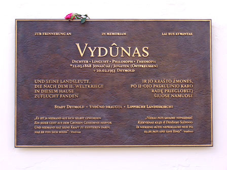 Atminimo lenta Vydūnui ir jo krašto žmonėms, radusiems čia prieglobstį po Antrojo pasaulinio karo, atidengta Detmoldeprie Wiesenstrasse gatvės Nr.5 namo (2013 05 10) Atminimo lenta Vydūnui ir jo krašto žmonėms, radusiems čia prieglobstį po Antrojo pasaulinio karo, atidengta Detmoldeprie Wiesenstrasse gatvės Nr.5 namo (2013 05 10)