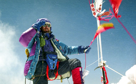 1993 m. gegužės 10 diena, Vladas Vitkaukas užkopęs į Everesto viršukalnę su Lietuvos trispalve 8848 m aukštyje