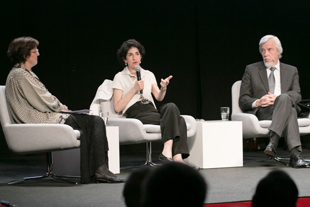 Diskusijos metu: Dominique Leglu, žurnalistė, Fabiola Gianotti, CERN tyrėja, Rolf-Dieter Heuer,CERN generalinis direktorius