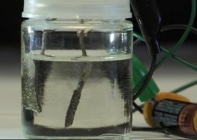 Įrašo "Mokslininkai sukūrė prietaisą vandeniliui iš vandens išgauti, veikiantį su įprastu 1,5 volto maitinimo elementu" reprezentacinis paveikslėlis