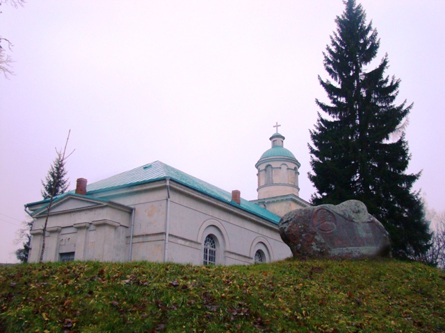 Paminklas Gothardui Frydrichui Stenderiui prie Sunakstės evangelikų liuteronų bažnyčios (baigta statyti 1829 m.), kurios pirmtakėje jis ne vieną dešimtį  metų kunigavo