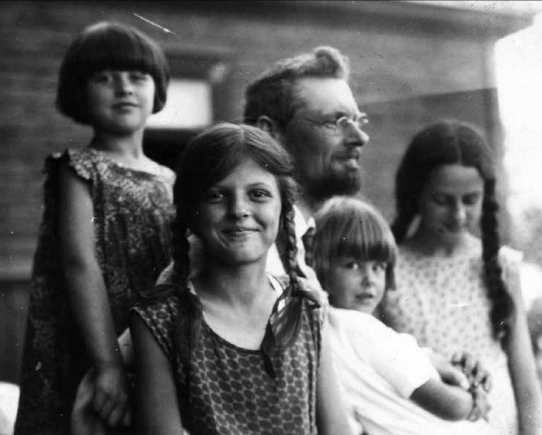 Jonas Pijus Murka su dukromis – Gražvyda, Laima, Danutė ir Rūta