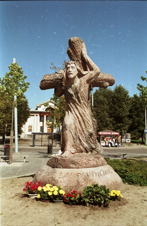 Antano Kmieliausko skulptūra „Jėzus, nešantis kryžių“, skirta kunigo Broniaus Laurinavičiaus atminimui, 2011 08 27 