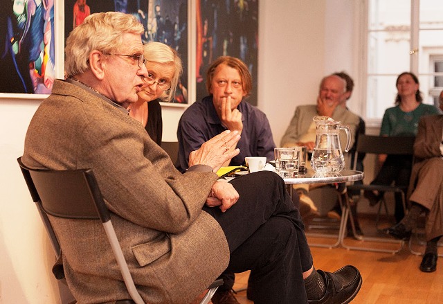 Beveik dvi valandas trukęs viešas Tomo Venclovos (kairėje) pašnekesys su žymiu čekų  rašytoju Jáchymu Topolu (trečias iš kairės) ir susirinkusiaisiais aprėpė daugybę temų Nuotraukų autorius – mantas Čiukšys