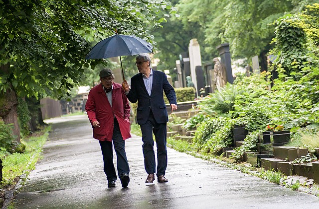 Tomas Venclova, lydimas Lietuvos ambasadoriaus Čekijoje Aurimo Tauranto, aplankė  prieš trejus metus anapus išėjusios vertėjos Alenos Vlčkovos kapą Olšanų kapinėse  (Olšanské hřbitovy)