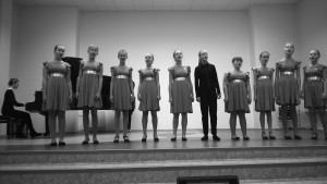 Dainuoja Ukmergės meno mokyklos VII klasės mergaičių ansamblis (vadovė mokytoja Dalia Sližytė, koncertmeisterė Giedrė Karklelytė)