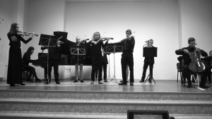 Ukmergės meno mokyklos styginių orkestras (vadovė mokytoja Virginija Mažeikienė, koncertmeisterė Rasa Emolavičienė)