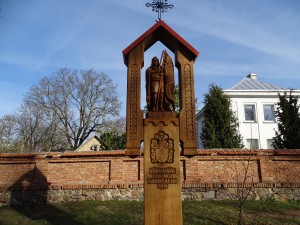 Koplytstulpis Komarų giminės atminimui. Nuotr. Auksės Jasilionienės Koplytstulpis Komarų giminės atminimui. Nuotr. Auksės Jasilionienės