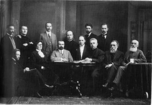 Lietuvių draugijos nukentėjusiems dėl karo šelpti centro komiteto nariai (1915 m.) Iš kairės: sėdi Stasys Šilingas, Emilija Vileišienė, Martynas Yčas, Antanas Vileišis, kun. Konstantinas Olšauskas, dr.Jonas Basanavičius, Jonas Kymantas. Stovi: Jokūbas Šernas, kun.Povikas Dogelis, Juozas Balčikonis, kun.Juozapas Kukta, Antanas Žmuidzinavičius,Antanas Smetona. Nuotrauka iš Lietuvos nacionalinio muziejaus fondų Lietuvių draugijos nukentėjusiems dėl karo šelpti centro komiteto nariai (1915 m.) Iš kairės: sėdi Stasys Šilingas, Emilija Vileišienė, Martynas Yčas, Antanas Vileišis, kun. Konstantinas Olšauskas, dr.Jonas Basanavičius, Jonas Kymantas. Stovi: Jokūbas Šernas, kun.Povikas Dogelis, Juozas Balčikonis, kun.Juozapas Kukta, Antanas Žmuidzinavičius,Antanas Smetona. Nuotrauka iš Lietuvos nacionalinio muziejaus fondų