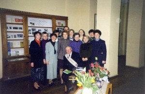 Prof. M.Stukonis  su Lietuvos medicinos bibliotekos darbuotojais 1999 metais. minint 75 - metį