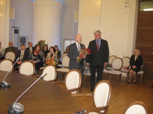 Švietimo ir mokslo viceministras, dr. Rimantas Vaitkus pasveikino mokslo premijos laureatą, prof. Algirdą Marchertą