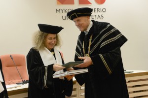 Garbės daktaro diplomas įteikiamas Evai Egron-Polak. Vidūno Gelumbausko nuotraukos