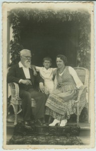 Dr. J. Šliūpas su žmona Grasilda ir sūnumi Vytautu prie savo namų Palangoje (1936)