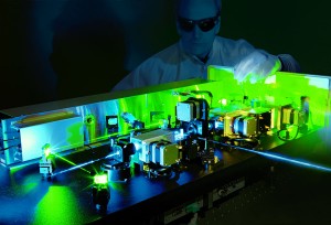 „Eksplos“ inžinierius derina lazerį „Eksplos“ inžinierius derina lazerį