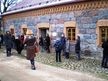 Seminaro dalyviai prie restauruoto Liubavo dvaro malūno