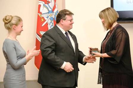 Ministras L. Linkevičius teikia apdovanojimą laureatei Angela Sinickas, šalia ministro stovi GLL vadovė Kotryna Stankutė-Jaščemskienė