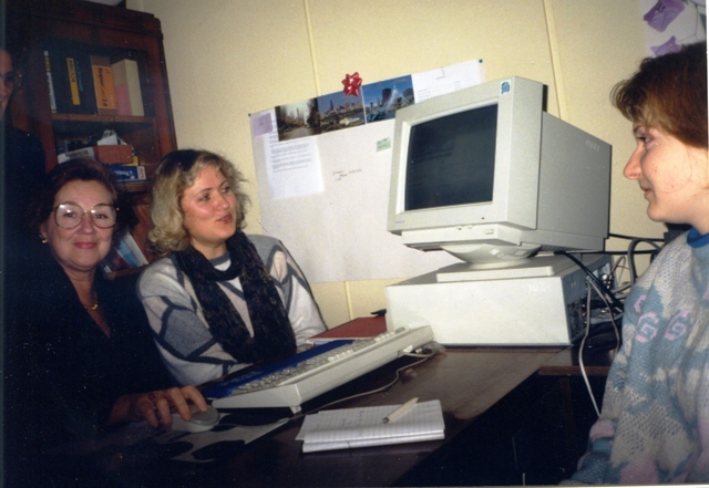 D.Lukienė su Lietuvos medicinos bibliotekos darbuotojomis (apie 1996 m.)