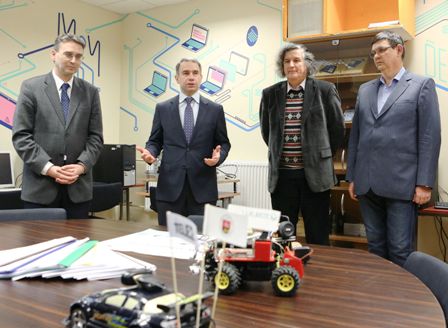 M2M laboratorijos atidarymas. Iš kairės: laikinasis VU rektorius prof. habil. dr. Jūras Banys, „Tele2“ generalinis direktorius Petras Masiulis, VU Fizikos fakulteto dekanas prof. habil. dr. Vytautas Balevičius ir UAB „WILIBOX“ direktorius Jonas Sabaliauskas. Nuotraukų autorius – Edgaras Kurauskas M2M laboratorijos atidarymas. Iš kairės: laikinasis VU rektorius prof. habil. dr. Jūras Banys, „Tele2“ generalinis direktorius Petras Masiulis, VU Fizikos fakulteto dekanas prof. habil. dr. Vytautas Balevičius ir UAB „WILIBOX“ direktorius Jonas Sabaliauskas. Nuotraukų autorius – Edgaras Kurauskas