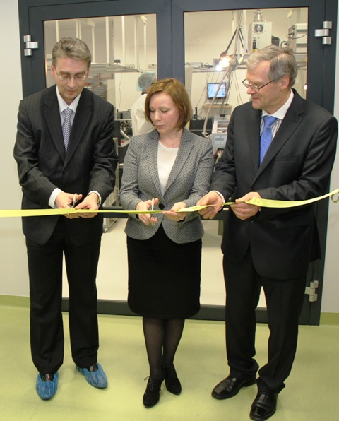 Centro atidarymas. L. e. p. VU rektorius prof. J. Banys, ŠMM viceministrė dr. S. Kauzonienė ir VU Kvantinės elektronikos katedros vedėjas prof. V. Sirutkaitis perkerpa simbolinę juostelę Centro atidarymas. L. e. p. VU rektorius prof. J. Banys, ŠMM viceministrė dr. S. Kauzonienė ir VU Kvantinės elektronikos katedros vedėjas prof. V. Sirutkaitis perkerpa simbolinę juostelę