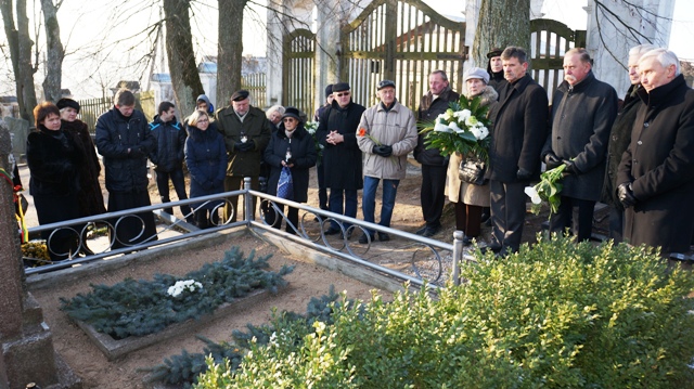 Minėjimo dalyviai Raudondvario kapinėse