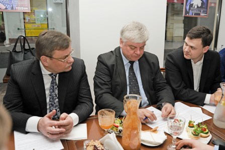 Iš kairės: LR Seimo vicepirmininkas Vydas Gedvilas, Švietimo ir mokslo viceministras dr. Rimantas Vaitkus, Lietuvos studentų sąjungos prezidentas Paulius Baltokas.  Bretos Zamblauskaitės nuotraukos