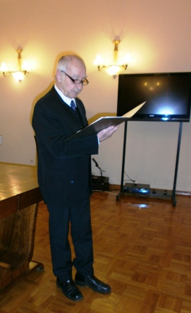 Aktorius Ferdinandas Jakšys skaito Lietuvos Nepriklausomybės atkūrimo aktą