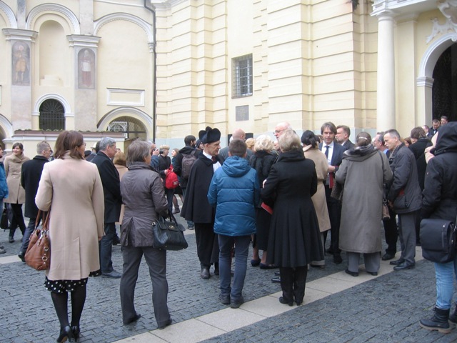Po inauguracijos iškilmių dalyviai neskubėjo skirstytis. J. Jasaičio nuotr. Po inauguracijos iškilmių dalyviai neskubėjo skirstytis. J. Jasaičio nuotr.