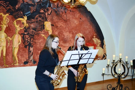 Studentės Audra Radeckytė ir Gustė Ivaškaitė atlieka klasikos kūrinius saksofonui. Rimo Vilavičiaus nuotrauka.