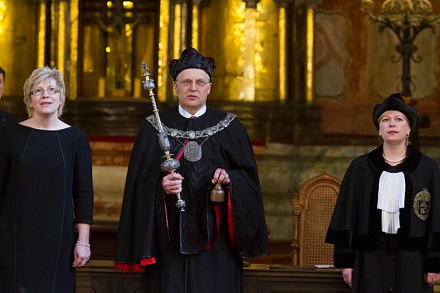 Prof. Artūras Žukauskas priėmė rektoriaus insignijas. Šalia jo – VU tarybos pirmininkė Ingrida Šimonytė (kairėje) ir Senato pirmininkė prof. Dainora Pociūtė-Abukevičienė (VU Komunikacijos skyriaus nuotr.) Prof. Artūras Žukauskas priėmė rektoriaus insignijas. Šalia jo – VU tarybos pirmininkė Ingrida Šimonytė (kairėje) ir Senato pirmininkė prof. Dainora Pociūtė-Abukevičienė (VU Komunikacijos skyriaus nuotr.)