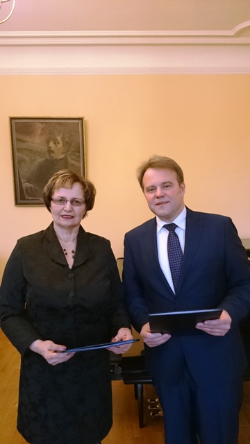 : LMTA darbuotojų profesinės sąjungos pirmininkė doc. Virginija Apanavičienė ir akademijos rektorius prof. Zbignevas Ibelgauptas, 2015 m. vasario 13 d. pasirašę kolektyvinę sutartį.