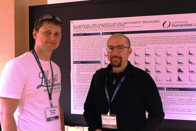 Raimondas Zemblys ir Matteo Valsecchi iš Vokietijos Justus-Liebig universiteto prie stažuotės pirminius rezultatus pristatančio stendo Regos mokslų draugijos susitikime