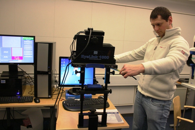 Raimondas Zemblys ruošia „SR-Research Eyelink1000“ akių judesių matavimo sistemą duomenims įrašyti