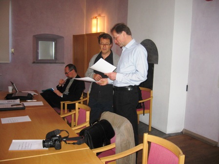 Projektuojamą veiklą aptaria koordinatorius Jostein Hertwig (Švedija) ir Baltijos fondo atstovas Arūnas Svitojus (dešinėje) Projektuojamą veiklą aptaria koordinatorius Jostein Hertwig (Švedija) ir Baltijos fondo atstovas Arūnas Svitojus (dešinėje)