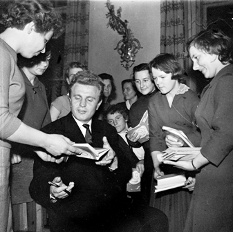 Archyvinėje nuotraukoje: Poeto Justino Marcinkevičiaus autografai skaitytojams 