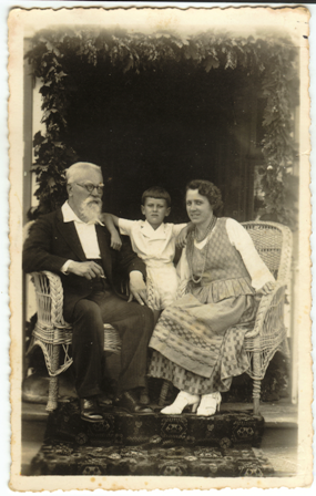 Šliūpų šeima Palangoje. Iš kairės: dr. Jonas Šliūpas, sūnus Vytukas, Grasilda Šliūpienė