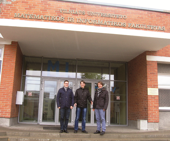 Lietuviškų kosminių palydovų kūrėjai prie savo darbovietės – Vilniaus universiteto Matematikos ir informatikos fakulteto