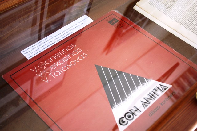 Originali plokštelė „Con Anima: Džazo kontrastai“ (1978). Ganelino, Čekasino ir Tarasovo trio susiformavo Vilniuje 1960–1970 metų sandūroje. Vilniaus „Neringos“ kavinės scena buvo vienintelė vieta tuometinėje Sovietų Sąjungoje, kur buvo leidžiama groti džiazą. Plokštelėje – studijiniai įrašai improvizacijų, skambėjusių Neringoje 1960–1970 m. laikotarpiu. Aprašomoje parodoje šios plokštelės įrašai tarnauja ir kaip jos muzikinis fonas 